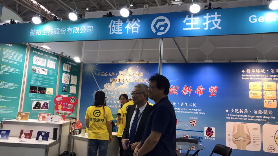 健裕生技2017生技月攤位,中著西裝者為總經理李連滋。(翻攝自健裕生技臉書)