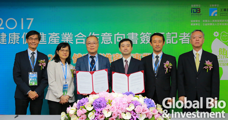 麗臺集團董事長盧崑山(左三)與日本Integrity Healthcare代表取締役会長武藤真祐(右三)針對全方位心臟遠距照護方案策略簽署合作MOU,並與經濟部工業局民生化工組科長李佳峯(左二)、工研院IEK副主任鍾俊元(左一)及日本經濟產業省商務服務組兼次長內閣官房健康‧醫療戰略室江崎禎英(右二)、日本台灣交流協會台北事務所副代表橫田光弘(右一)等見證人合影。(圖/工研院IEK提供)
