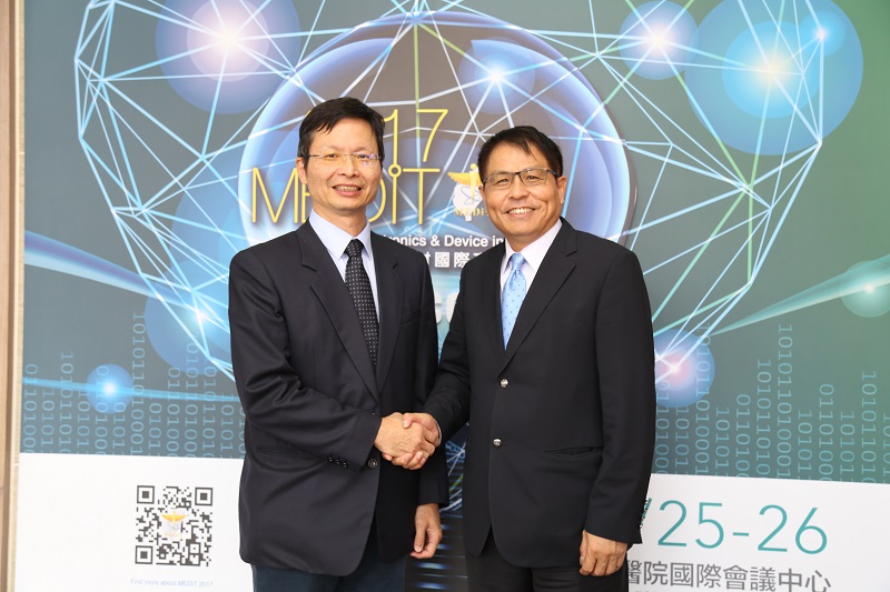 工研院生醫所所長林啟萬(左)與佳世達醫療事業群總裁楊宏培(右)合照(資料照片由工研院提供)