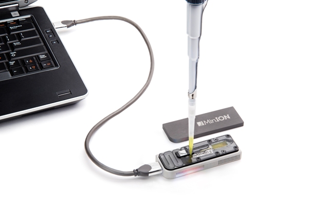 英國定序平臺Oxford Nanopore在2012年發佈了一款口袋大小的DNA定序儀MinION(圖片擷取自網路)
