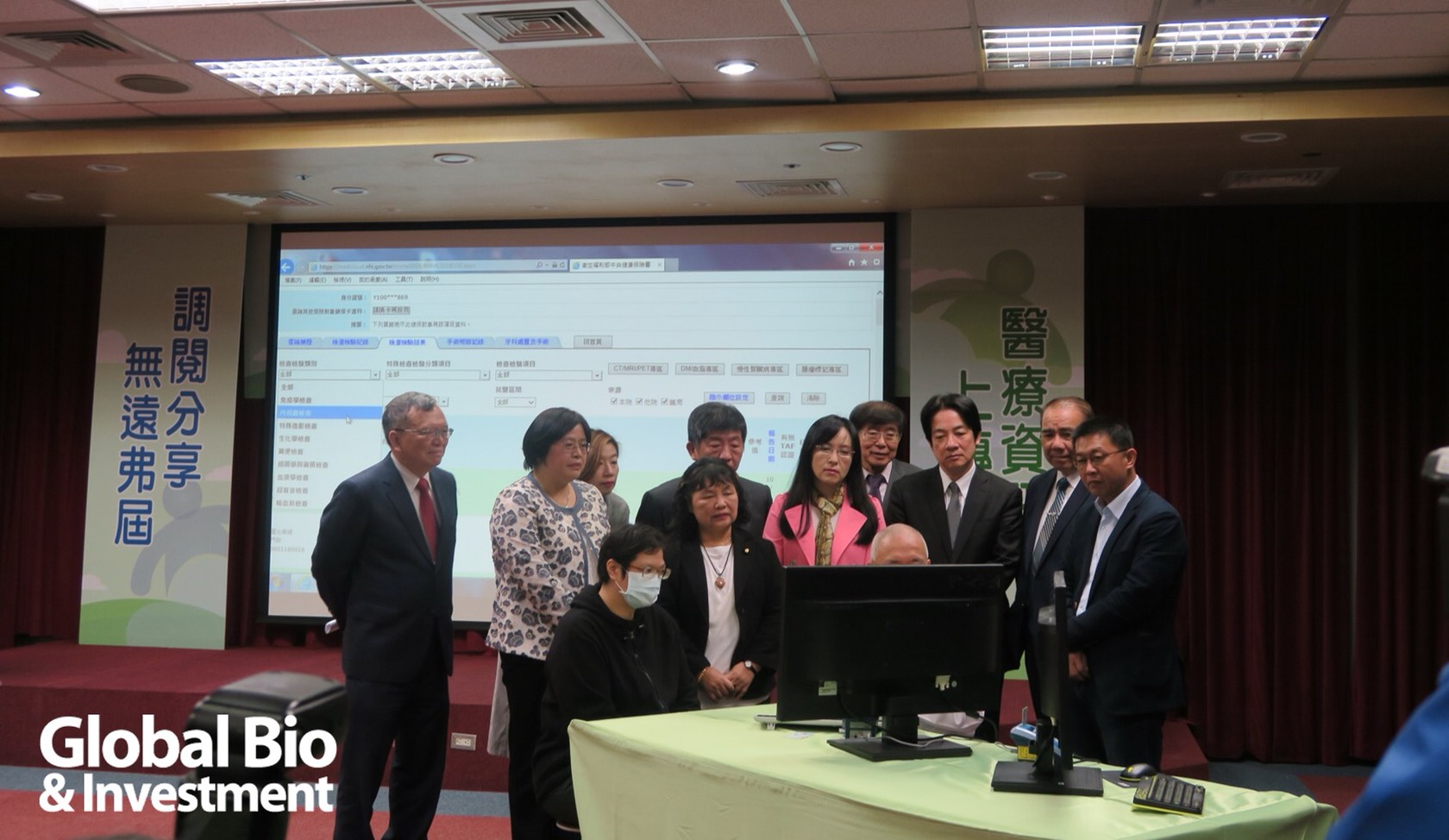 基層醫療院所醫師為貴賓示範診所現場連線醫療資訊雲端系統介面。