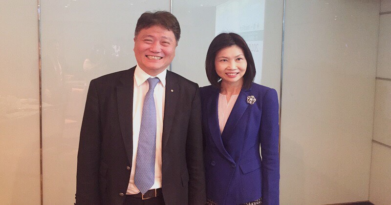 圖左杏一總經理蔡德忠、杏一董事長陳麗如