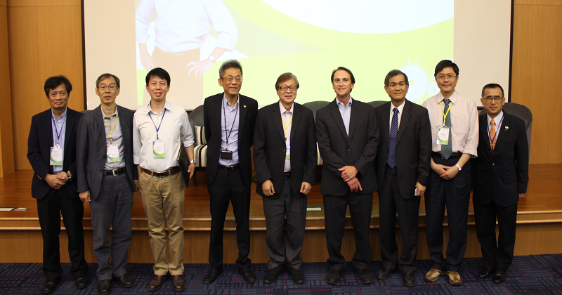 Dr. Fogel(右四)與主辦單位台南大學李健興教授、楊弘敦召集人、大仁科大王駿發校長、智崴集團歐陽志宏董事長等貴賓一同合影
