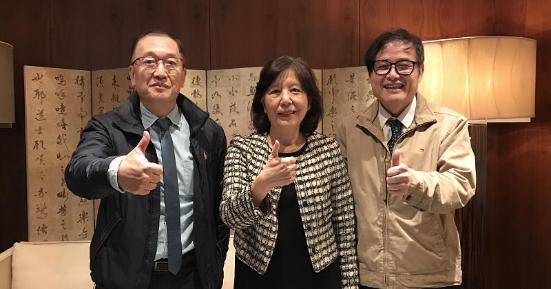 說:左起依序為藥華藥台中分公司營運長欒衍棟、藥華藥董事長詹青柳及藥華藥總經理黃正谷。
