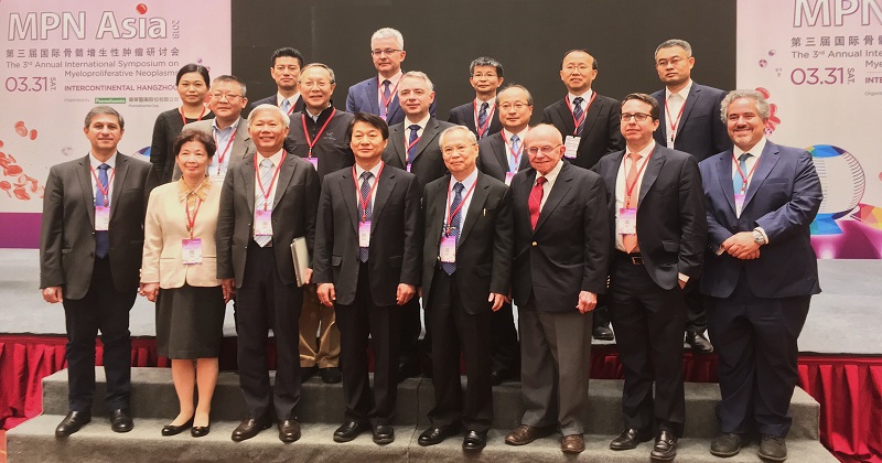 圖說:MPN Asia 2018在杭州盛大舉辦,與會講者皆為國際權威。(由左至右依序為,前排:Jean-Jacques kiladjian, Lee-Yung Shih, Pei-Jer Chen, Jong-Jin Seo, Dong-Tsamn Lin, Richard Silver, John Madcarenhas, Ruben Mesa;中間:Zhi-Jian Xiao, Jian Xiang Wang, Robert Kralovi