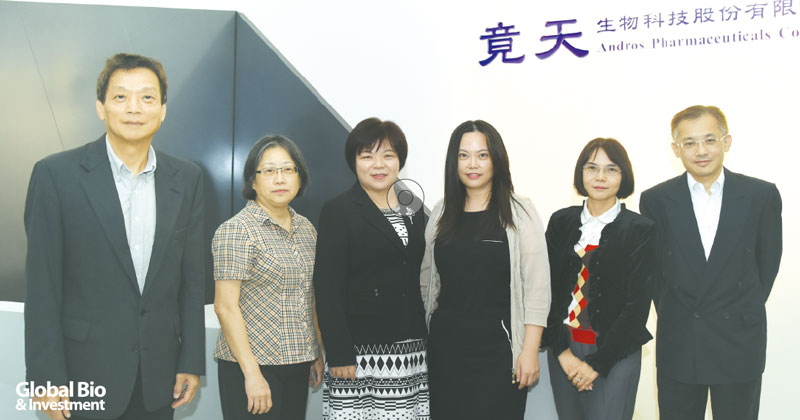 竟天生技董事長兼總經理王藹君(左3)立志帶領竟天成為國際前十大新劑型專業公司。