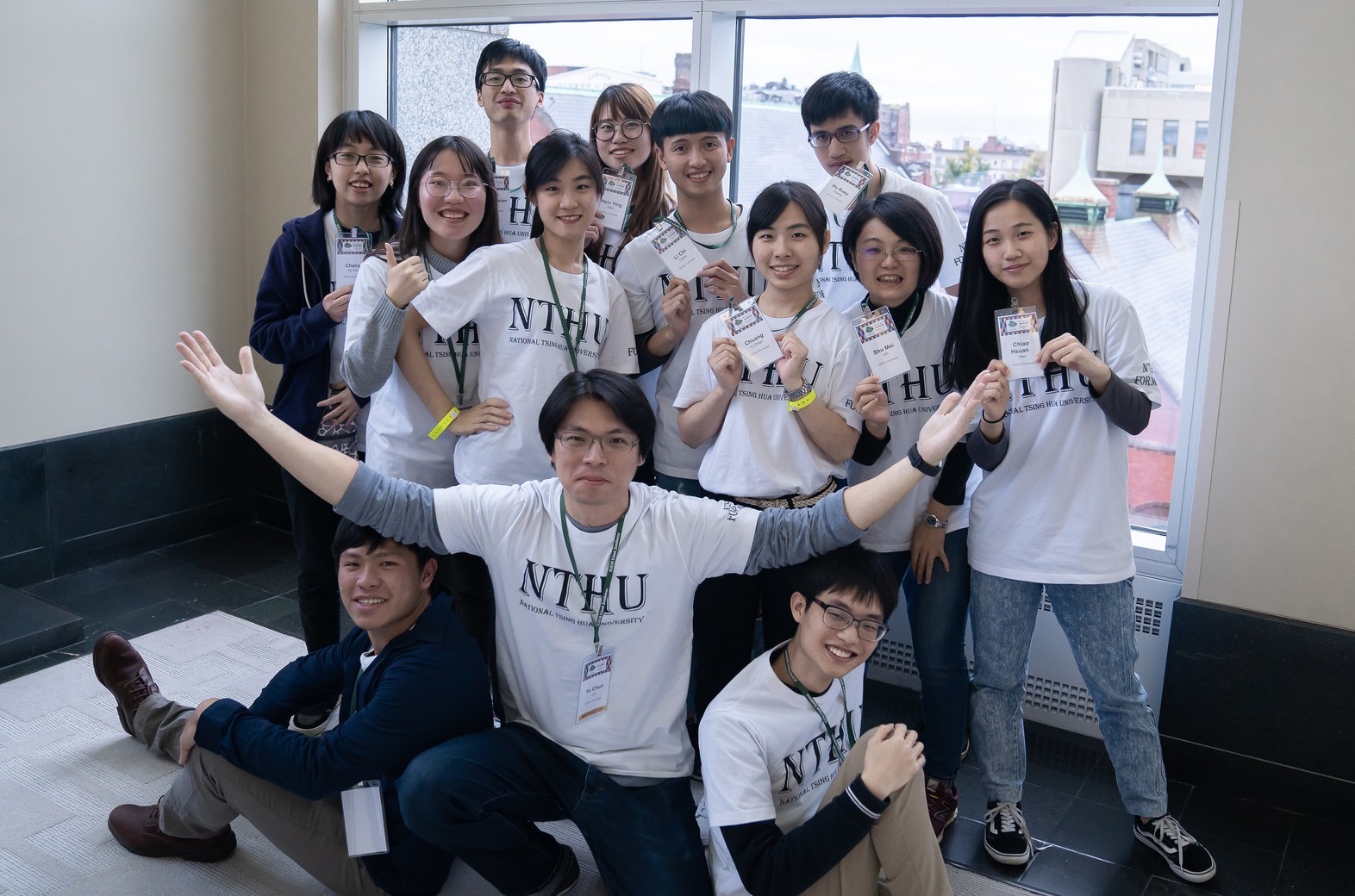 清華大學醫學科學系老師林玉俊(前排中)帶領NTHU Formosa跨領域團隊在Igem競賽中奪得金牌 (圖片來源: 清華大學)