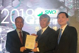 高醫副院長莊萬龍(中)及外科部長郭耀仁(右)今代表獲頒六項SNQ國家品質標章,左為SNQ總召集人陳維昭。 (照片:高雄醫學大學附設中和紀念醫院提供)