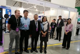 北科大醫療科技展 展示「幸福科技」。合照從右到左,生醫產業研發中心華國媛主任、臺北科技大學王錫福校長、臺北科技大學汪家昌副教授。