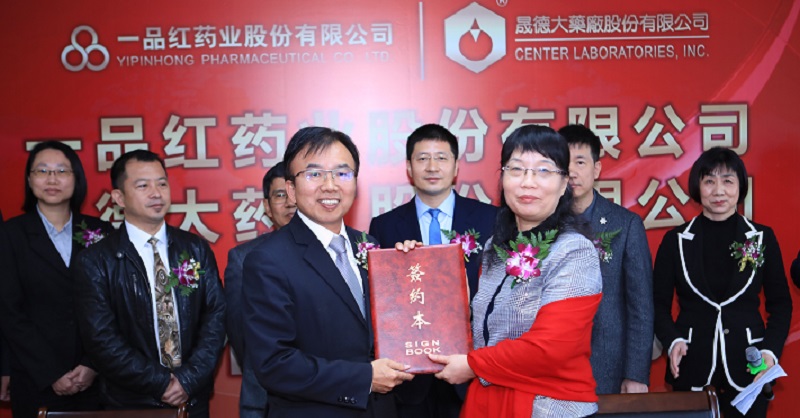 晟德大藥廠總經理許瑞寶(圖左)與一品紅製藥總經理颜稚宏(圖右)