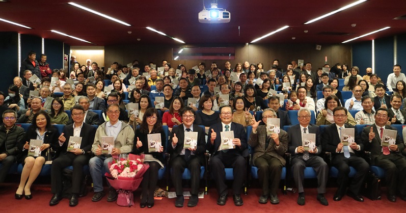 《世上最快樂的工作》新書發表,杜元坤行醫哲學:人的價值,在於捨得付出。(照片由讀書共和國提供)