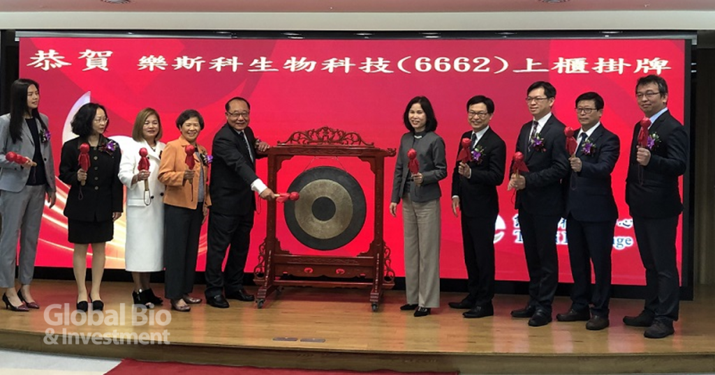 敲鑼者為樂斯科董事長陳振忠。(攝影:彭梓涵)