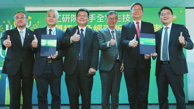 左起工研院綠能所所長胡耀祖、工研院副院長張培仁、經濟部次長曾文生、馬來西亞人民公正黨副主席蔡添強、經濟部能源局局長游振偉、全宇生技董事長彭士豪。(圖片:工研院提供)