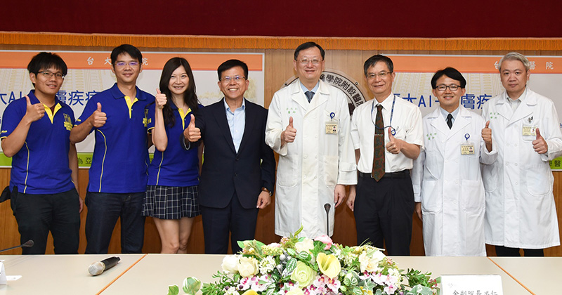 圖說:臺大AI皮膚疾病分類CDSS系統成果發表。左起:威聯通資料智能應用研發處陳雲濤、威強電專案管理處林英儒、威聯通資料智能應用研發處李碩卿、威強電執行長江重良、臺大醫院副院長余忠仁、醫務秘書賴飛羆、皮膚部詹智傑醫師、麻醉部葉育彰醫師。(圖片來源:臺大醫院提供)