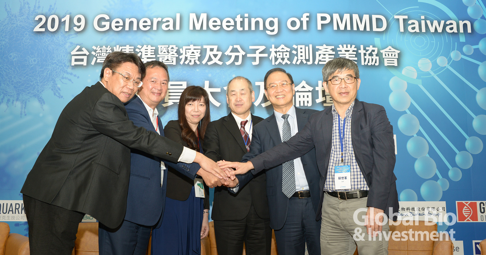 專題演講後的綜合座談,聚焦在如何以大型計劃帶動臺灣精準醫療產業上。左起:睿基生醫公司總經理暨永齡健康基金會資訊長張祐誠、行動基因生技股份有限公司陳華鍵執行長、中央研究院化學所陳玉如所長、國家衛生研究院蔡世峯教授、台灣精準醫療及分子檢測產業協會李鍾熙理事長。(攝影:林嘉慶)