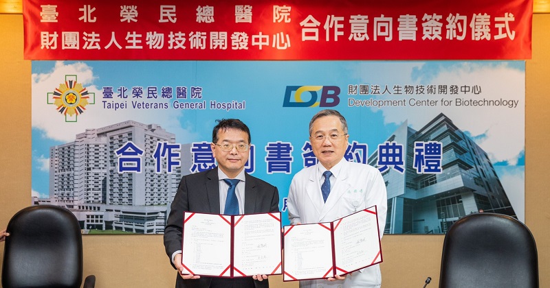 台北榮總與生技中心 簽署「臨床轉譯創新開發」合作意向書。左:生技中心吳忠勳執行長,右:臺北榮總張德明院長。(圖片來源/台北榮總提供)