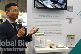 工研院生醫所所長林啟萬為觀眾介紹研發成果。(攝影:曾文鳳)