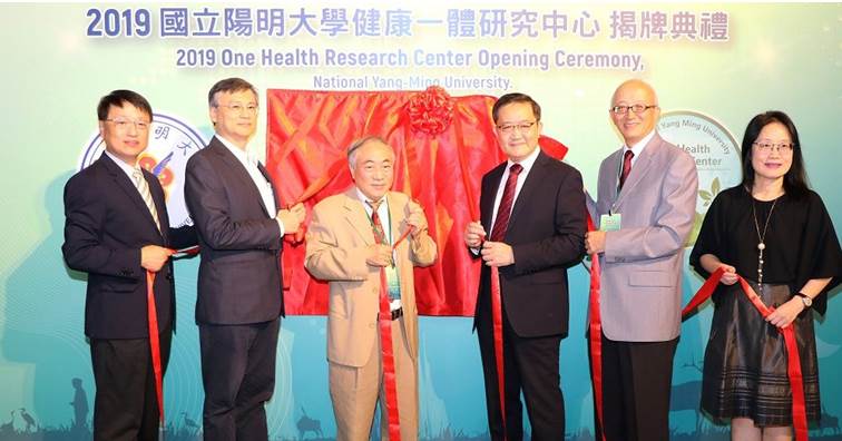健康一體中心揭幕同時也與高端疫苗生物製劑股份有限公司結為戰略夥伴。(本圖由陽明大學提供)