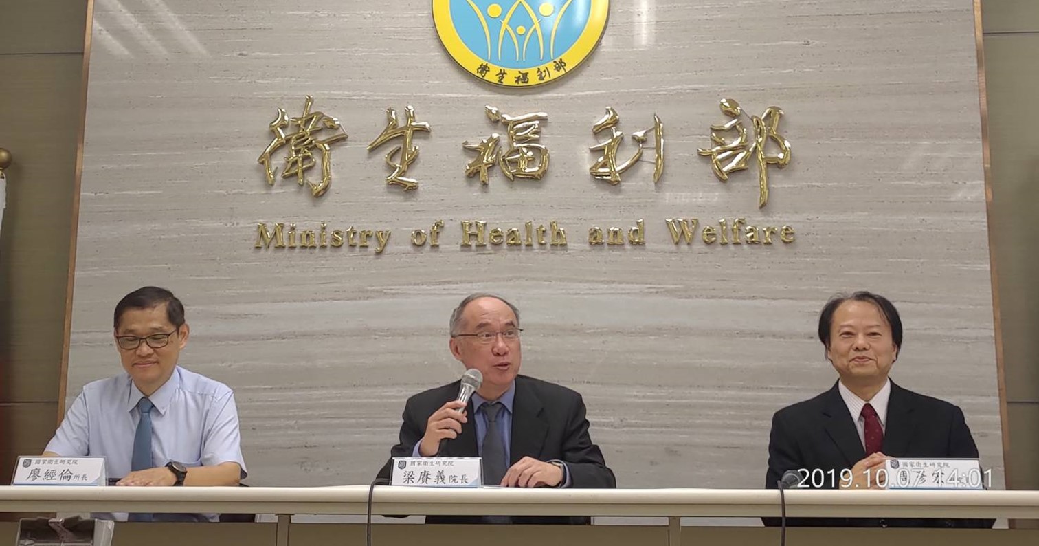 左起:國衛院感疫所廖經倫所長、感疫所周彥宏研究員、梁賡義院長。(圖片提供:國衛院)