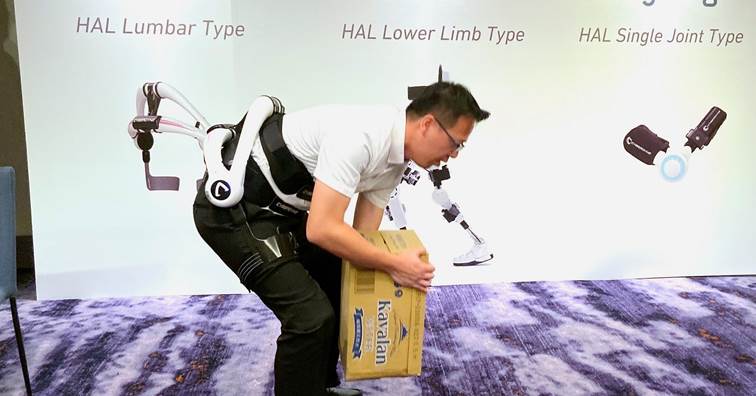 CYBERDYNE目前提供3種類型的HAL®產品,本圖中穿戴的裝置為Lumbar Type(腰部通用型)。(圖片來源:承業生醫)