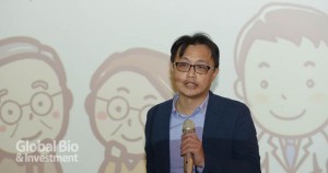 陳育群醫師分享以手機辨識裝置和app,提升居長照、居家用藥安全的「愛家小藥師」的整合系統 (攝影/林嘉慶)