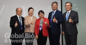 由左至右為:中國醫附醫副院長張建國、經濟部政務次長王美花、澳洲辦事處副代表暨商務處長徐佩儀、生策會執行長錢宗良、中國醫附醫副院長趙坤山 (攝影/巫芝岳)