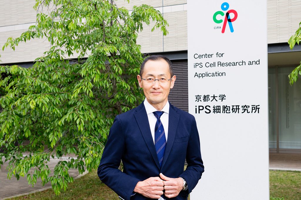 Shinya_Yamanaka_in_front_of_the_building-of_CiRA-1200-1024x683