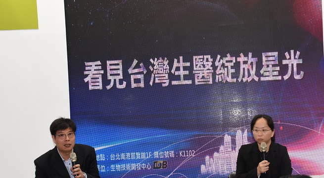 生技中心DCB 綻放AI生醫星光(左起為林瓊副所長,曾宇鳳教授)(攝影/李林璦
