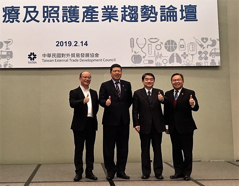 左起:緯創醫學科技公司郭志峰處長、中華民國對外貿易發展協會葉明水秘書長、台灣醫療暨生技器材工業同業公會洪盛隆理事長、臺北市立聯合醫院翁林仲副總院長。(圖片:外貿協會提供)