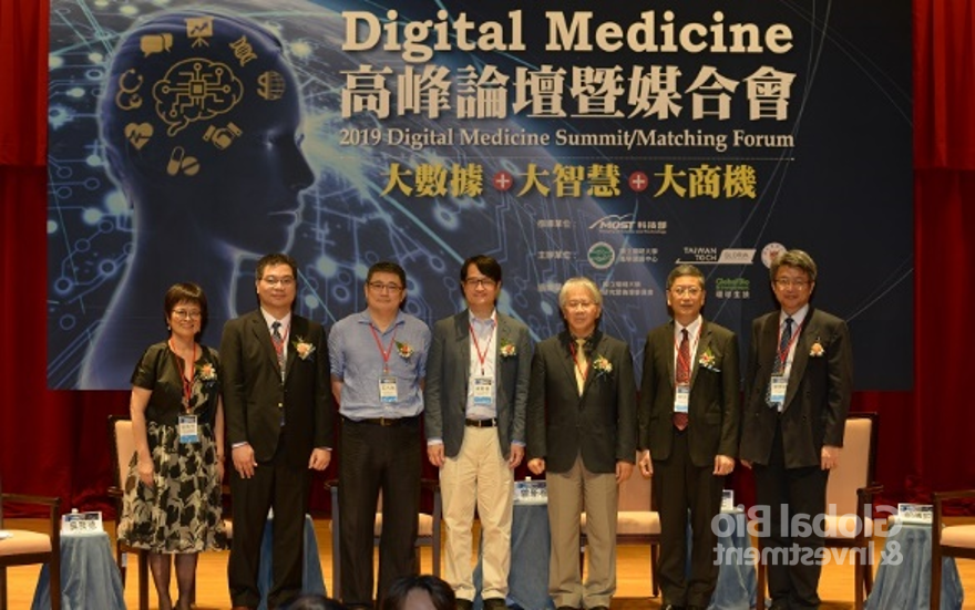 左起:陽明產學營運中心執行長貝先芝、陽明大學研發長吳育德、中央研究院資訊科學研究所研究員兼副所長王大為、交通大學數據科學研究所所長曾新穆、陽明大學副校長謝仁俊、陽明大學系統與合成生物學研究所中心主任楊永正、國立陽明大學醫學院 副院長郭博昭 。(攝影:林嘉慶)