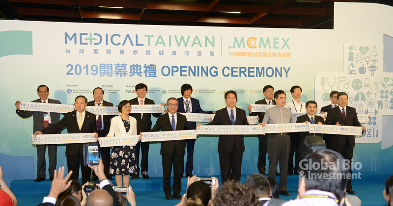 圖說:台灣國際醫療暨健康照護展(MEDICAL TAIWAN)暨台灣國際醫療器材製造及零組件展(MCMEX)於今(27)日舉辦聯合開幕典禮。前排左起:北市醫材公會何黃忠理事長、經濟部國貿局楊珍妮局長、衛福部何啟功次長、外貿協會莊碩漢副董事長、臺北市鄧家基副市長、醫材公會洪盛隆理事長、外貿協會葉明水秘書長。後排左起:印尼醫材公會Sugihadi Hadiwinoto、越南衛生部醫材司阮明俊司長、醫藥健康交流協會張朝凱理事長、輔具協會呂溪賓理事長、醫策會廖熏香副執行長、金屬中心陳進明副執行長、台北市衛生局黃世傑局長、EEN團長Juan Carmona-Schneider。(攝影:林嘉慶)