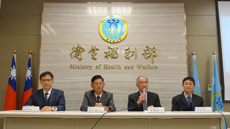 由左至右:元錦生物科技劉怡劭共同創辦人、陳信湖董事長,國衛院梁賡義院長,許佳賢副研究員)
