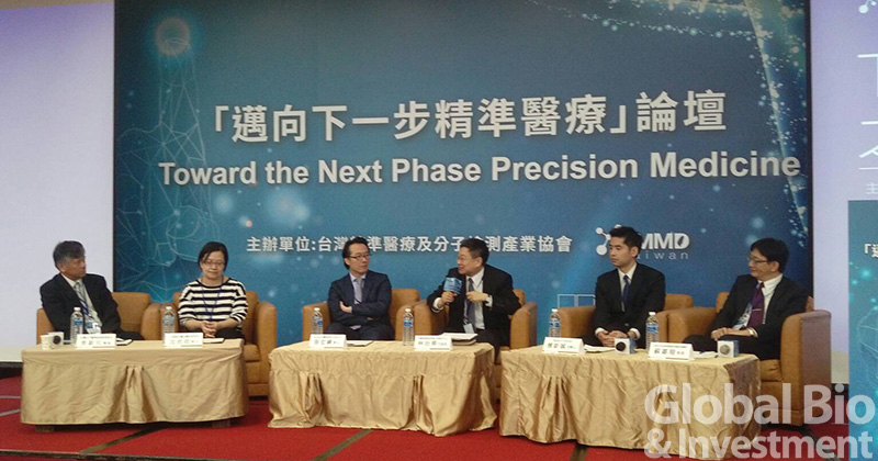 「台灣精準醫療及分子檢測產業協會2019年會」放眼臺灣精準醫療產業未來。左起:台灣分子醫學會創會理事長曾嶔元醫師、工研院生醫及醫材研究所沈欣欣博士、台灣諾華醫藥公司張宏綱博士、生醫產業創新推動方案執行中心林治華行政長、Pacific 8 Ventures合夥人傅斯誠醫師、KPMG健康照護產業團隊蘇嘉瑞醫師。(攝影:林嘉慶)