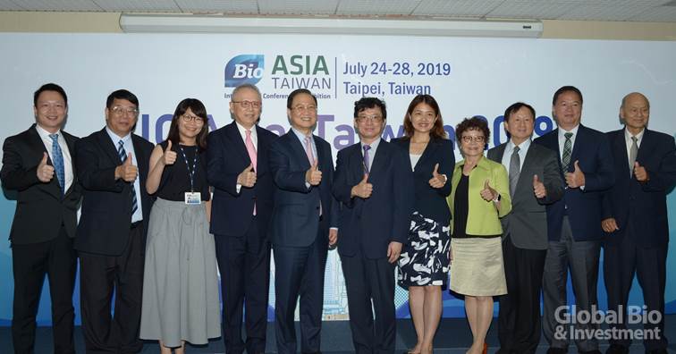 科技部謝達斌次長、亞洲生技大會籌委會主席李鍾熙與2019年傑出生技產業獎9名獲獎公司代表合影。(攝影:林嘉慶)