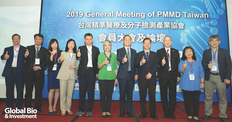 PMMD屆滿週年,盼大型計畫帶動精準醫療發展。左起:行動基因生技股份有限公司陳華鍵執行長、睿基生醫公司總經理暨永齡健康基金會資訊長張祐誠、中央研究院化學所陳玉如所長、資誠聯合會計師事務所曾惠瑾副所長、立法委員吳焜裕、總統府國策顧問何美玥博士、臺灣精準醫療及分子檢測產業協會李鍾熙理事長、行政院政務委員龔明鑫、日本國家癌症中心胸腔腫瘤科醫師後藤功一、立法委員陳曼麗、國家衛生研究院蔡世峯教授。