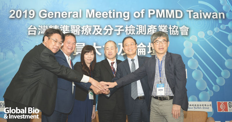 專題演講後並舉辦綜合座談,議題聚焦在如何以大型計劃帶動臺灣精準醫療產業上。左起:睿基生醫總經理暨永齡健康基金會資訊長張祐誠、行動基因陳華鍵執行長、中研院化學所陳玉如所長、日本國家癌症中心胸腔腫瘤科醫師後藤功一、PMMD李鍾熙理事長、國衛院蔡世峯教授。