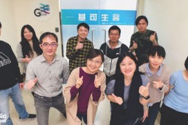 前排左起基可技術長蔡世傑、營運長吳侑峻、執行長廖碧虹與基可團隊合影。(圖/基可公司提供)