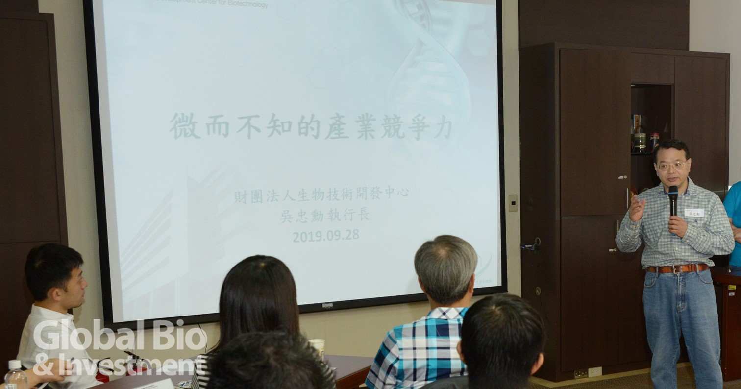 財團法人生物技術開發中心執行長吳忠勳,以巨觀的視角分析臺灣生技製藥產業的競爭力,做為課程的開場。(攝影/林嘉慶)
