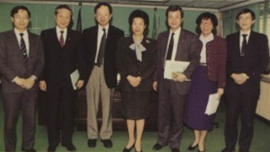 1997年，陳紹琛與吳樹民拜訪衛生署。圖為當時醫界聯盟的吳樹民醫師（右三）、陳寬墀理事（左二）拜訪衛生署張博雅署長（中立），其他三位是蕭美玲 處長（右二）、張鴻仁副處長（右一）、 和涂醒哲（左一）