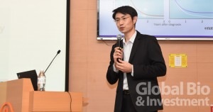 劉韋博分享了其公司所擅長的「自體樹突細胞/腫瘤抗原免疫輔佐療法」(ADCTA),從產品的角度分享對特管辦法的看法。(攝影/吳培安)