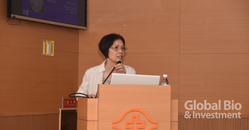 何美泠分享結合玻尿酸的生物材料,如何與間質幹細胞一起應用於軟骨缺損再生。(攝影/吳培安)