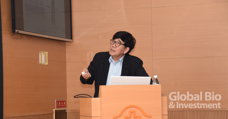 游正博以癌細胞免疫治療新標靶「醣神經胺醇脂」( GSL)為題,分享如何利用腫瘤微環境的促進血管內皮細胞增生特性,來進行和醣化學相關的免疫治療。(攝影/吳培安)