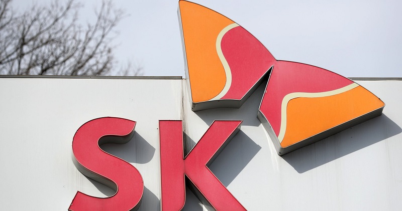 The SK Group logo stands atop of an SK Energy Co. gas station, a unit of SK Innovation Co., in Incheon, South Korea, on Tuesday, Jan. 31, 2017. SK Innovation is scheduled to announce fourth quarter earnings on Feb. 3. Photographer: SeongJoon Cho/Bloomberg