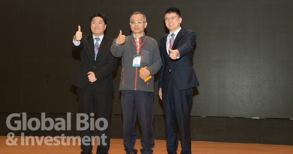 「第四屆亞洲微生物體趨勢論壇」第二天上午,邀請到長庚大學教授賴信志,以及中國熱心腸生技研究院執行長藍燦輝專題演講。由左至右:圖爾思生技副總經理劉君豪、長庚大學教授賴信志、中國熱心腸生技研究院執行長藍燦輝。(攝影:林嘉慶)