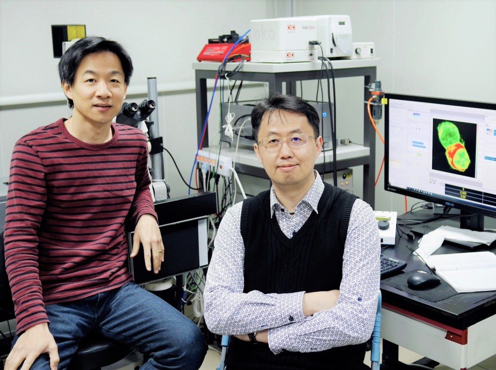 第一作者中研院化學所何瑞玉博士(左)、通訊作者黃人則副研究員(右) (圖片來源:中央研究院提供)