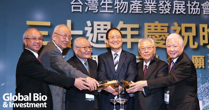 台灣生物產業協會慶祝30周年特別邀請歷任理事長一起同台出席慶祝活動。