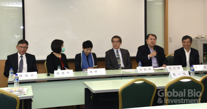 會議最後,所有與會講者與國發會亞洲矽谷計畫人資長闕河鳴、臺大公衛學院健康政策與管理研究所/台北市生物產業協會秘書長呂銘峰一同進行綜合討論。(攝影/彭梓涵)