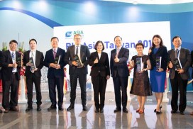 2019年亞洲生技大會(BIO Asia–Taiwan 2019)大會獲獎者與蔡英文總統合影留念。(圖片由產協提供)