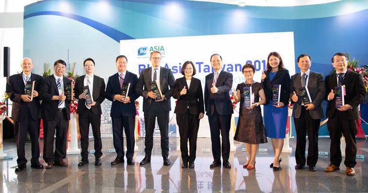 2019年亞洲生技大會(BIO Asia–Taiwan 2019)大會獲獎者與蔡英文總統合影留念。(圖片由產協提供)