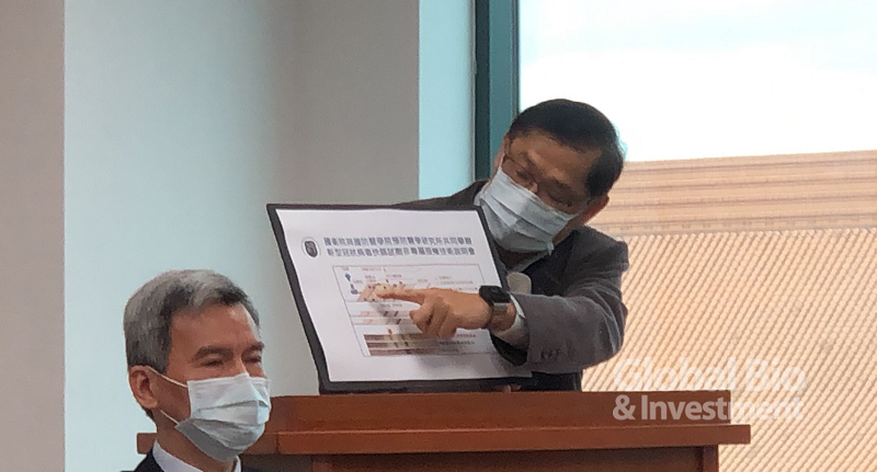 國家衛生研究院感染症與疫苗研究所所長廖經倫,為目前開發的試劑說明。(攝影:彭梓涵)